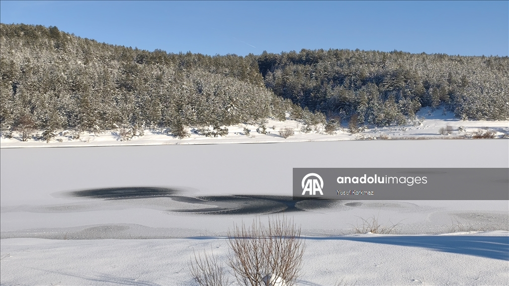 Karabük'te soğuk hava göletlerin yüzeyini dondurdu