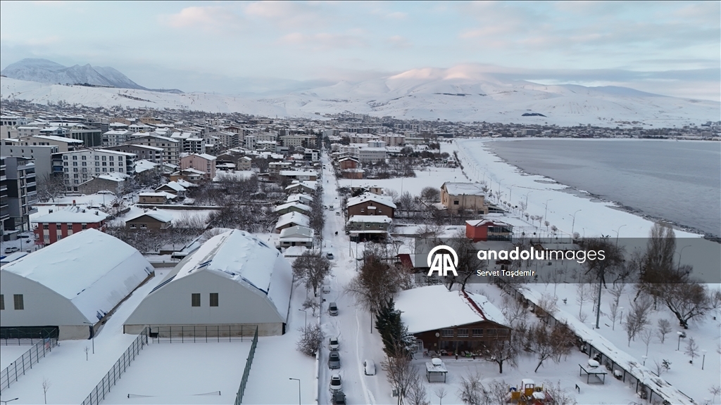 Karla kaplanan Bitlis'in Tatvan ilçesi dronla görüntülendi