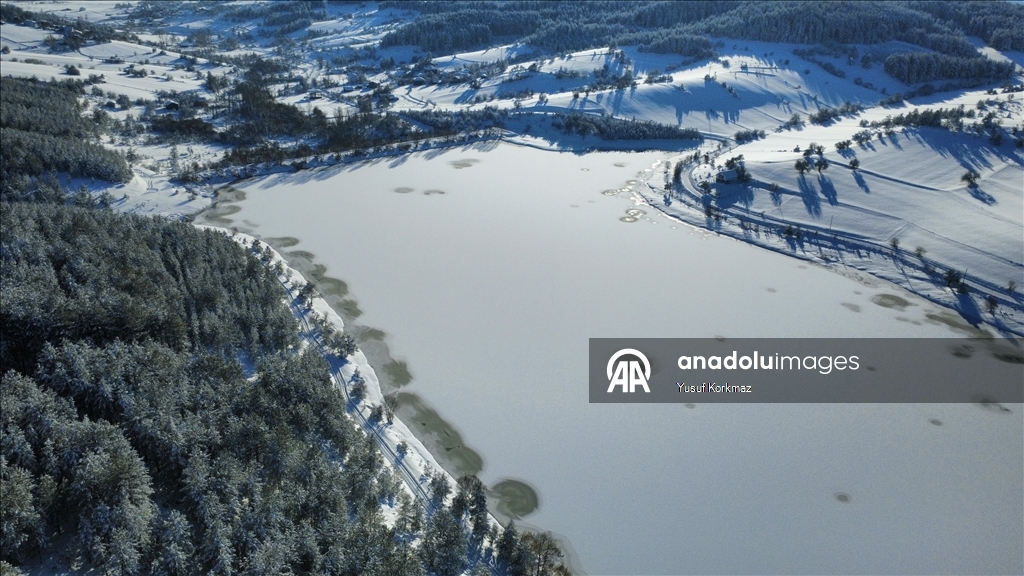 Karabük'te soğuk hava göletlerin yüzeyini dondurdu