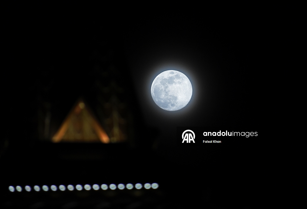 Srinagar'da yılın ilk dolunayı