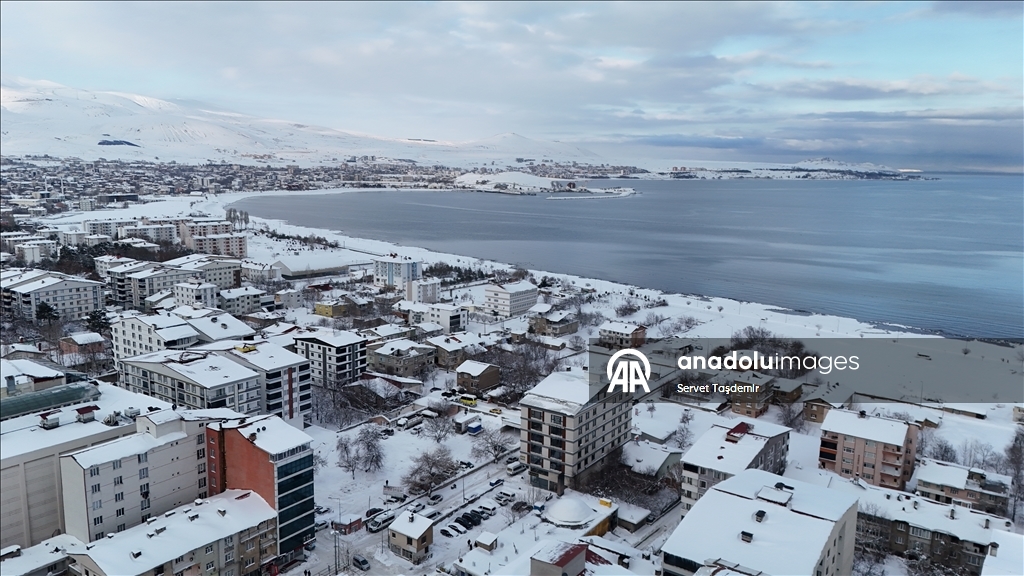 Karla kaplanan Bitlis'in Tatvan ilçesi dronla görüntülendi