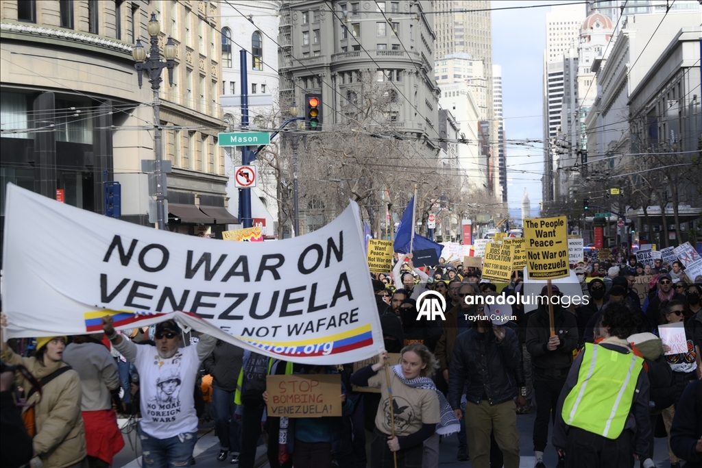 San Francisco’da yüzlerce kişi Venezuela’ya yönelik saldırıları protesto etti