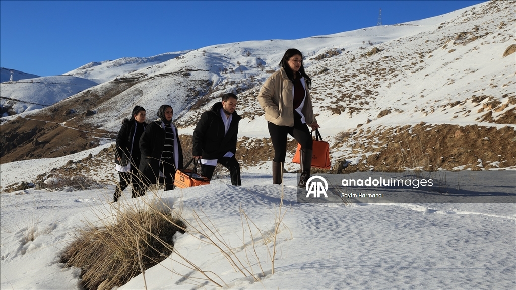 Hakkari'de sağlıkçılar, erken teşhis için kar kış demeden yollarda