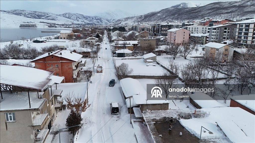 Karla kaplanan Bitlis'in Tatvan ilçesi dronla görüntülendi