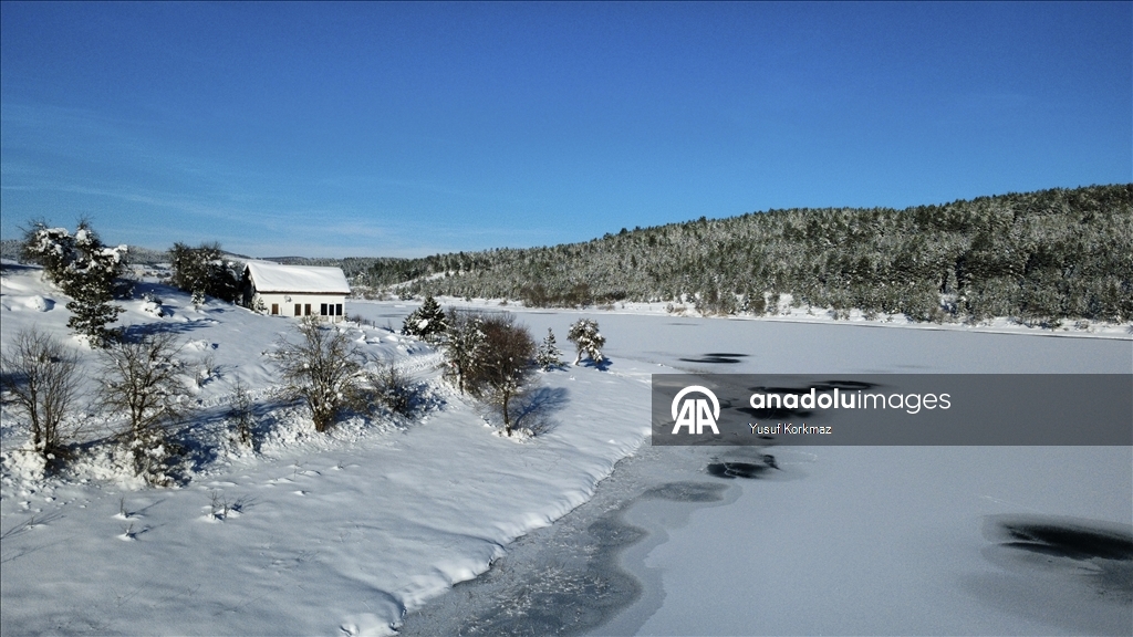 Karabük'te soğuk hava göletlerin yüzeyini dondurdu