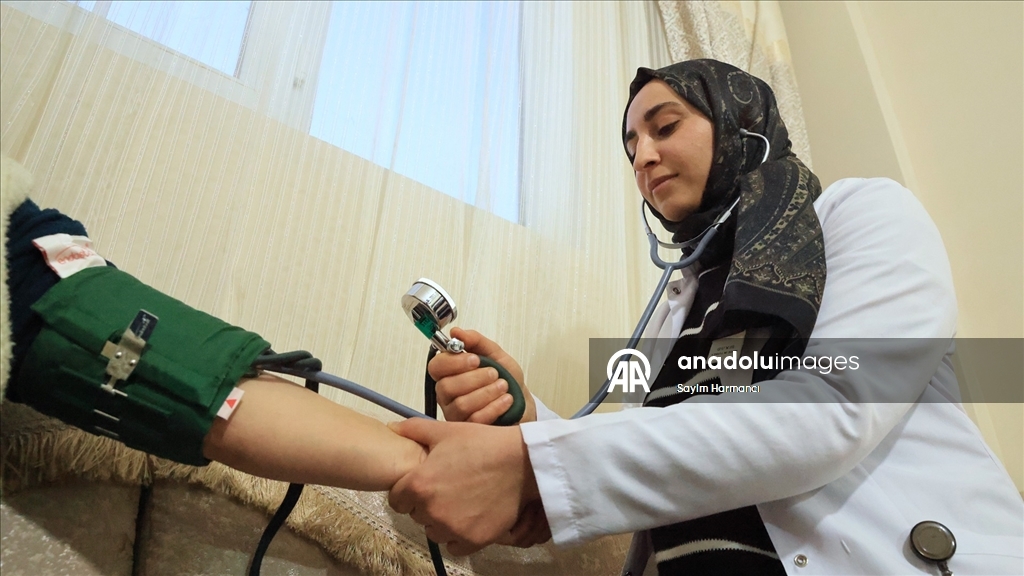 Hakkari'de sağlıkçılar, erken teşhis için kar kış demeden yollarda