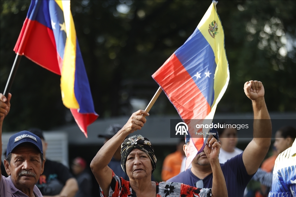 Maduro destekçileri Caracas'ta gösteri düzenledi