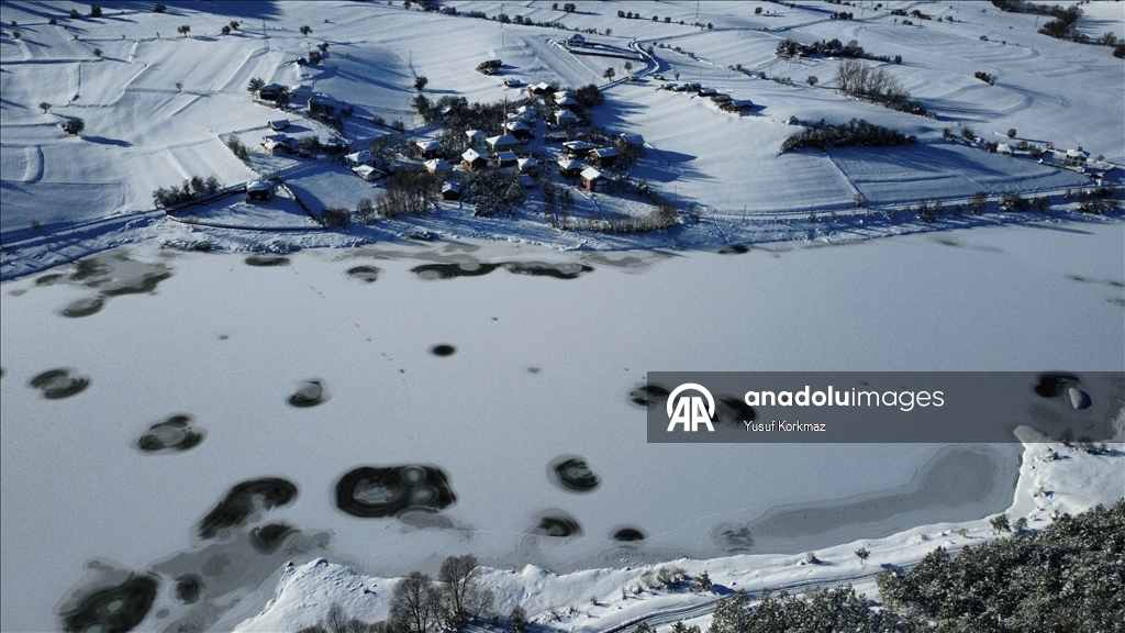 Karabük'te soğuk hava göletlerin yüzeyini dondurdu