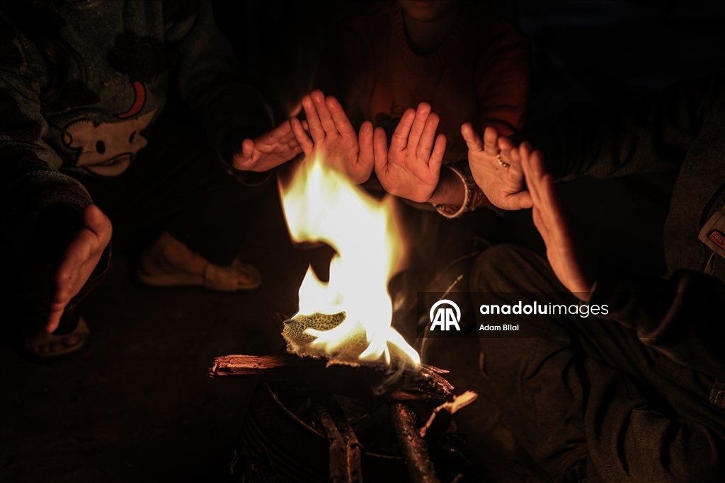 Суровые погодные условия осложняют жизнь перемещенных лиц в Газе