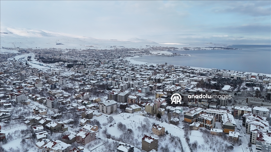 Karla kaplanan Bitlis'in Tatvan ilçesi dronla görüntülendi
