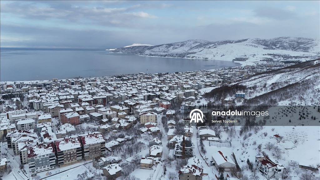 Karla kaplanan Bitlis'in Tatvan ilçesi dronla görüntülendi