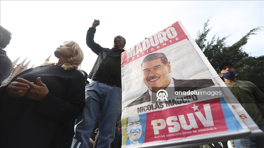 Maduro destekçileri Caracas'ta gösteri düzenledi