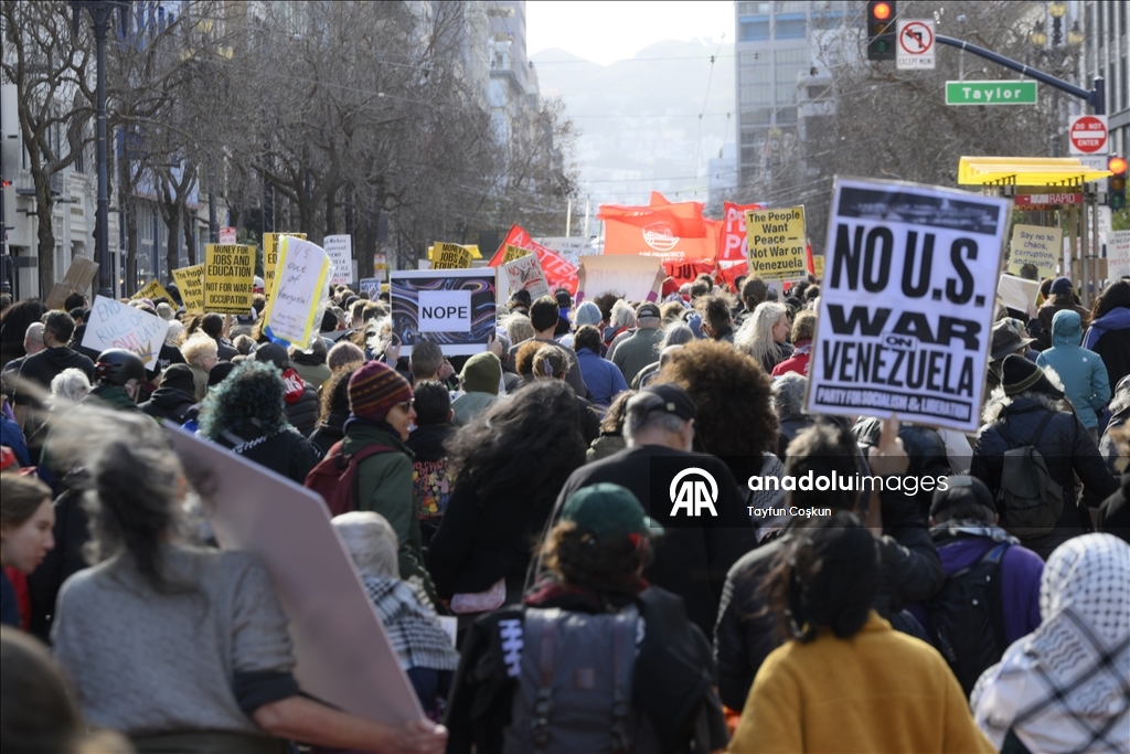 San Francisco’da yüzlerce kişi Venezuela’ya yönelik saldırıları protesto etti