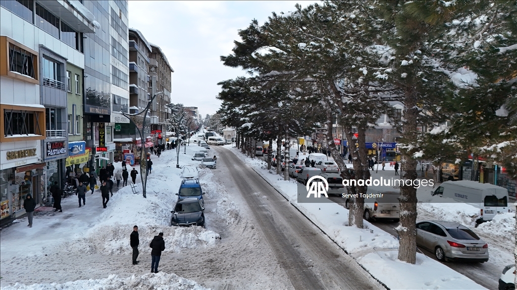 Karla kaplanan Bitlis'in Tatvan ilçesi dronla görüntülendi