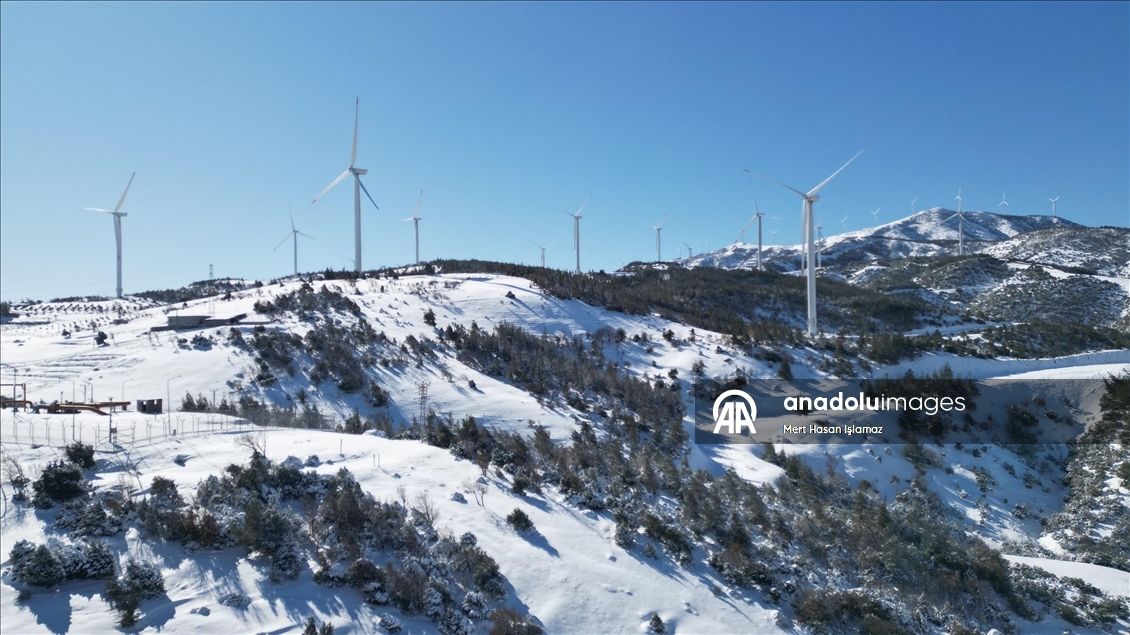 Karla kaplı Amanos dağları ve rüzgar gülleri
