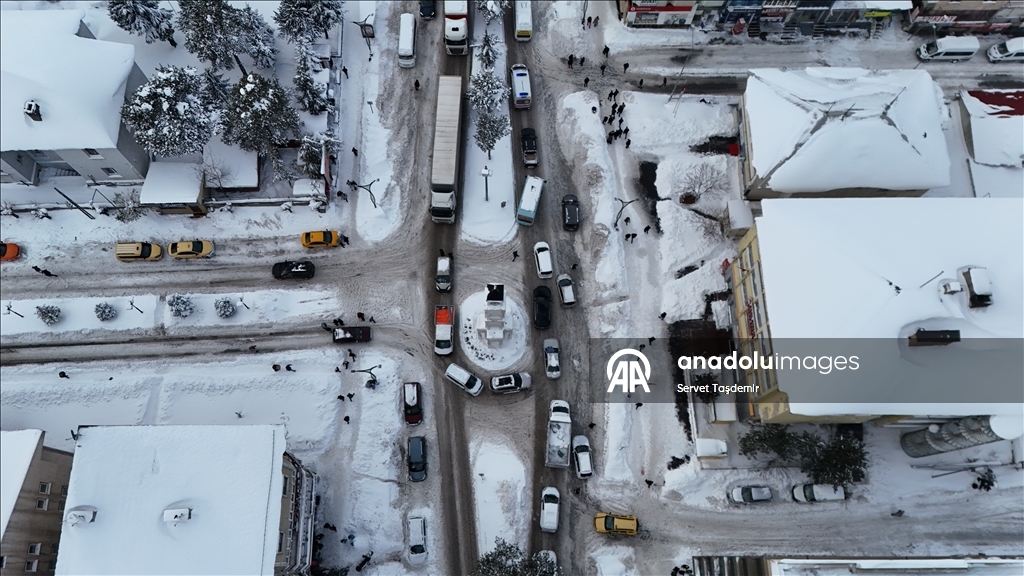 Karla kaplanan Bitlis'in Tatvan ilçesi dronla görüntülendi