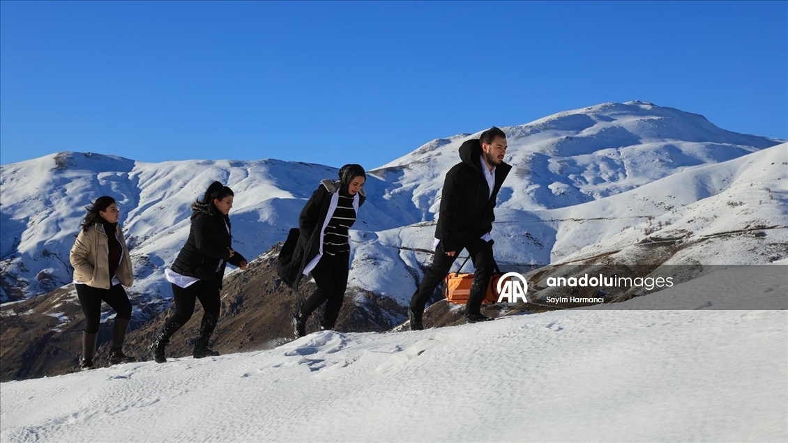 Hakkari'de sağlıkçılar, erken teşhis için kar kış demeden yollarda