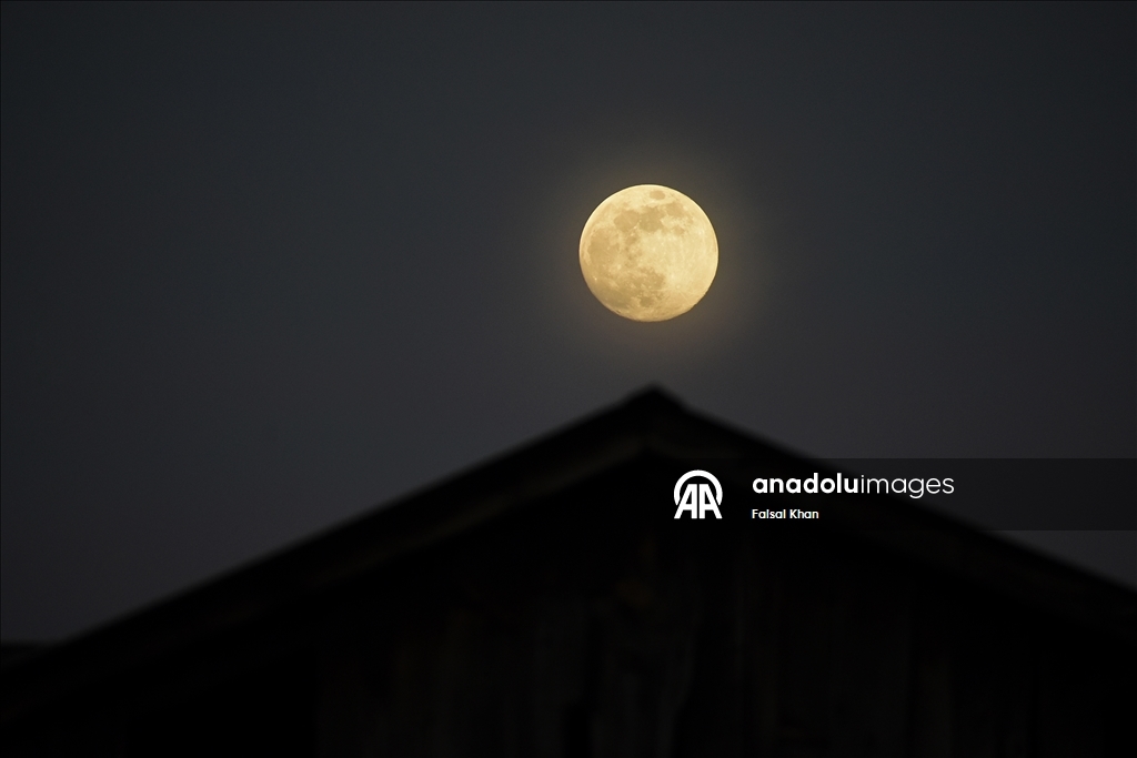 Srinagar'da yılın ilk dolunayı