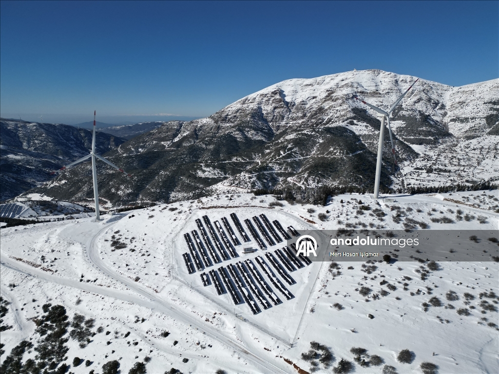 Karla kaplı Amanos dağları ve rüzgar gülleri