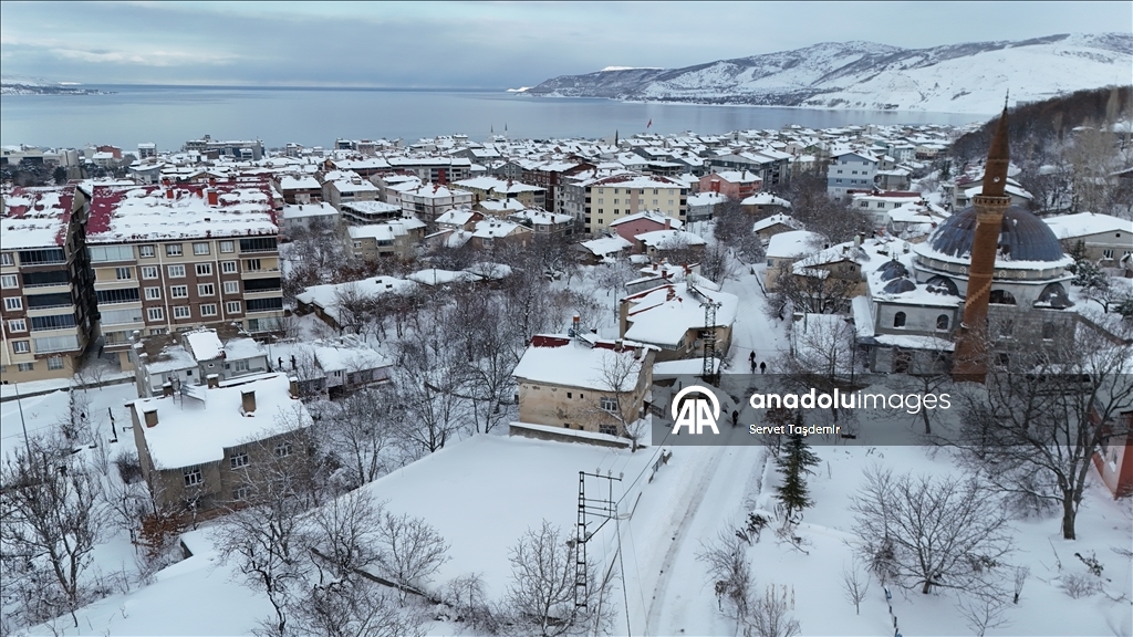 Karla kaplanan Bitlis'in Tatvan ilçesi dronla görüntülendi