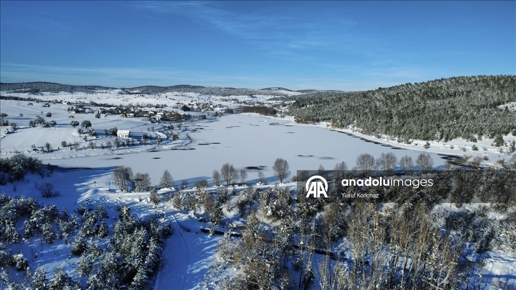 Karabük'te soğuk hava göletlerin yüzeyini dondurdu