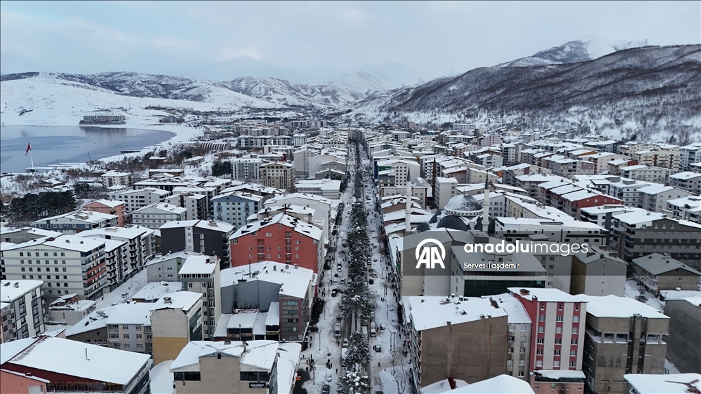 Karla kaplanan Bitlis'in Tatvan ilçesi dronla görüntülendi