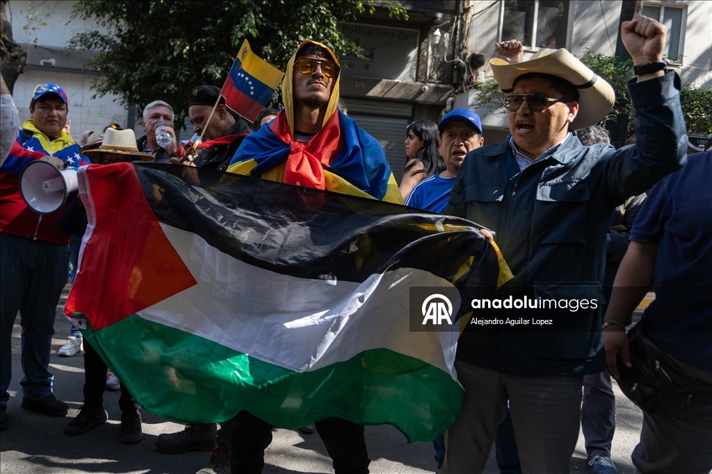 Meksika’da Venezuela Büyükelçiliği önünde protesto düzenlendi
