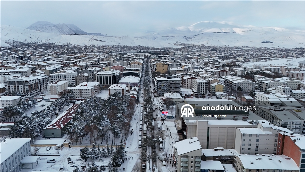 Karla kaplanan Bitlis'in Tatvan ilçesi dronla görüntülendi
