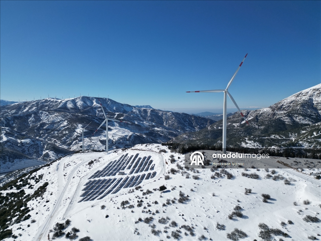 Karla kaplı Amanos dağları ve rüzgar gülleri