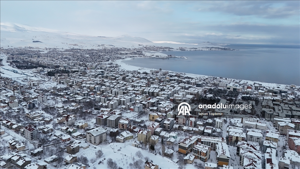 Karla kaplanan Bitlis'in Tatvan ilçesi dronla görüntülendi