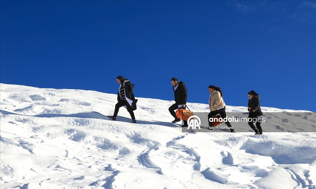 Hakkari'de sağlıkçılar, erken teşhis için kar kış demeden yollarda
