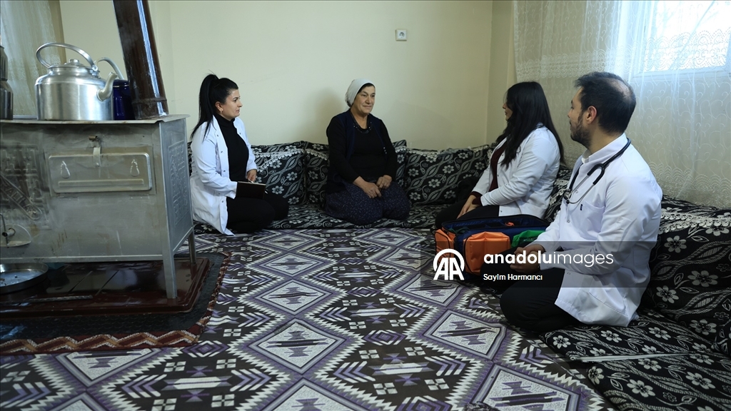 Hakkari'de sağlıkçılar, erken teşhis için kar kış demeden yollarda