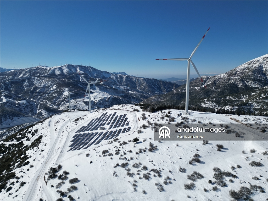 Karla kaplı Amanos dağları ve rüzgar gülleri
