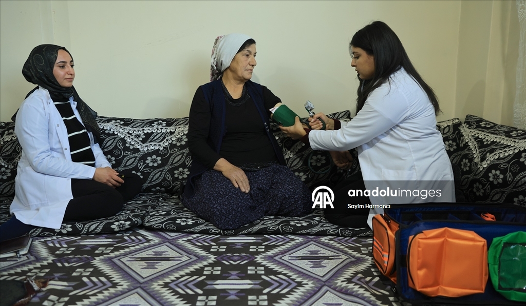 Hakkari'de sağlıkçılar, erken teşhis için kar kış demeden yollarda