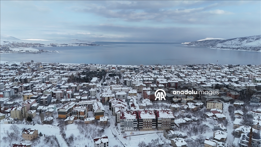 Karla kaplanan Bitlis'in Tatvan ilçesi dronla görüntülendi