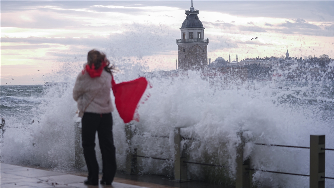 Şiddetli lodos İstanbul'da hayatı olumsuz etkiliyor