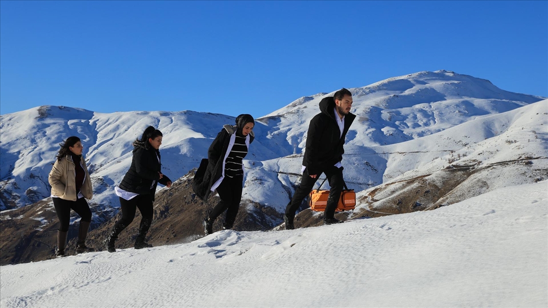 Hakkari'de sağlıkçılar erken teşhis için kar kış demeden yollarda