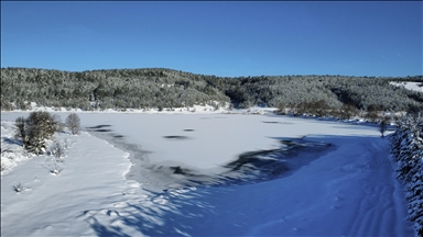 Karabük'te soğuk hava göletlerin yüzeyini dondurdu