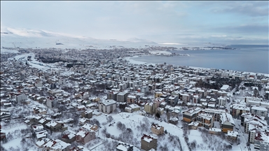 Karla kaplanan Bitlis'in Tatvan ilçesi dronla görüntülendi