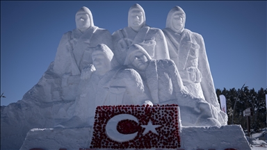 Sarıkamış şehitleri anısına yapılan kardan heykeldeki Türk bayrağı karanfillerle kaplandı