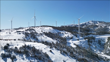 Karla kaplı Amanos dağları ve rüzgar gülleri