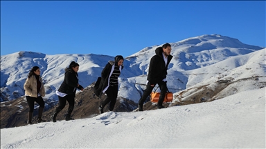Hakkari'de sağlıkçılar erken teşhis için kar kış demeden yollarda