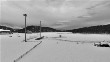 Düzce'deki Topuk Yaylası Göleti buz tuttu