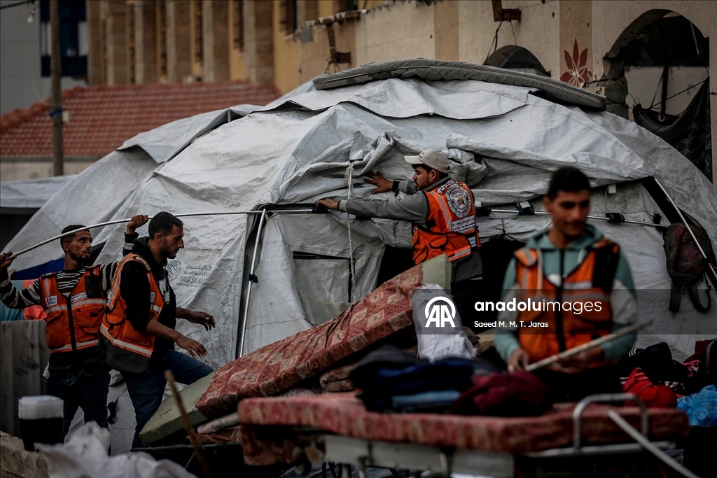 Gazze’de sivil savunma ekipleri sahilde kurulan çadırlarda görev yapıyor