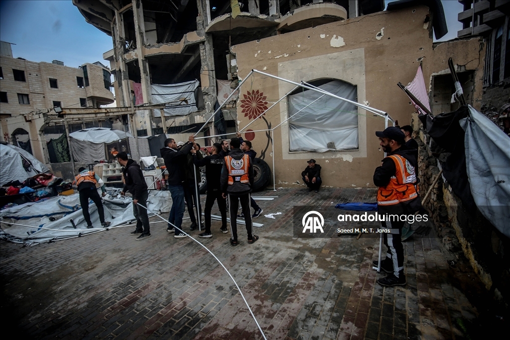 Gazze’de sivil savunma ekipleri sahilde kurulan çadırlarda görev yapıyor