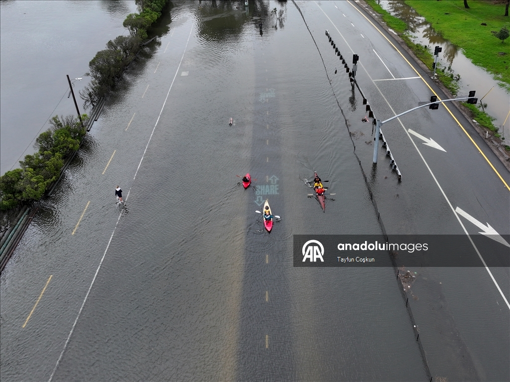 Marin County’de yüksek gelgit ve yağış seli yolları kapladı