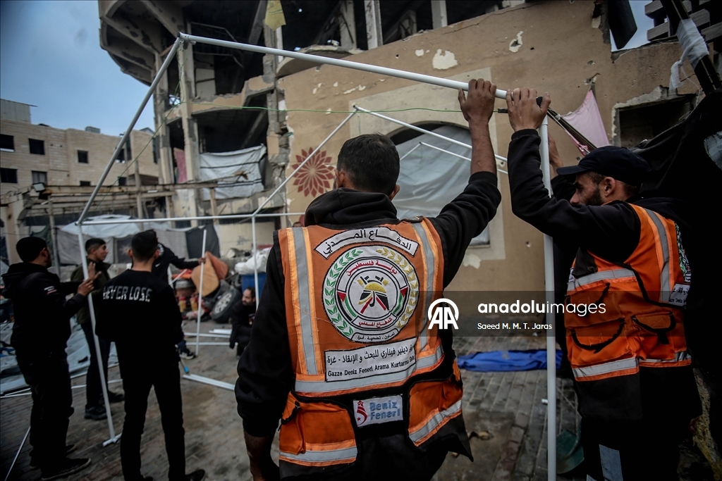 Gazze’de sivil savunma ekipleri sahilde kurulan çadırlarda görev yapıyor