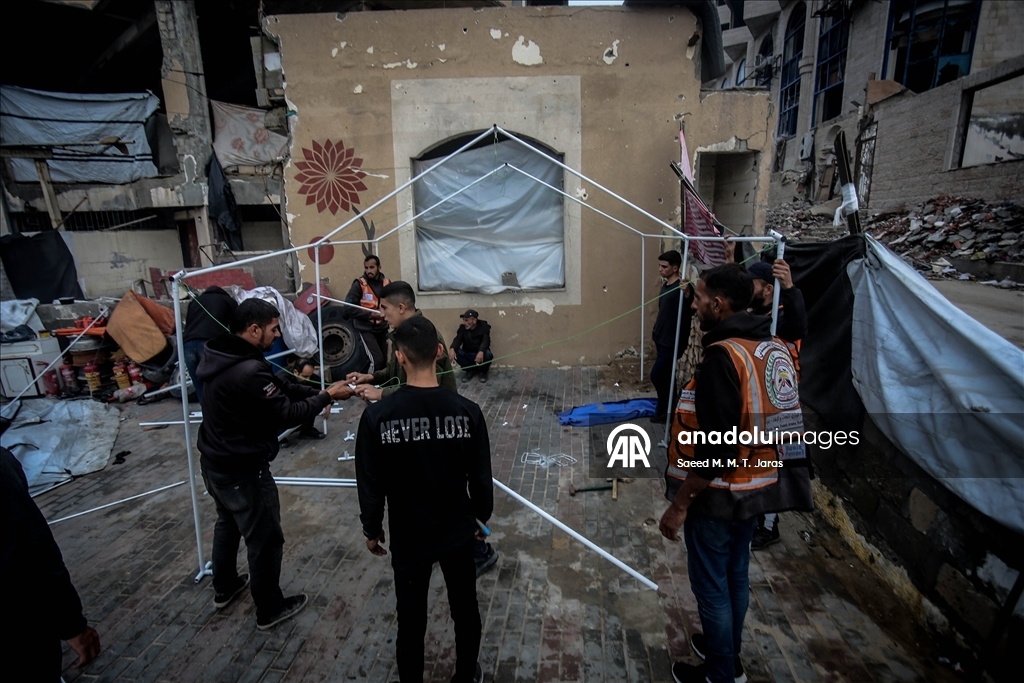 Gazze’de sivil savunma ekipleri sahilde kurulan çadırlarda görev yapıyor