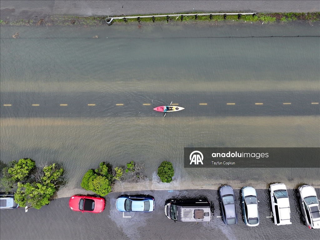 Marin County’de yüksek gelgit ve yağış seli yolları kapladı