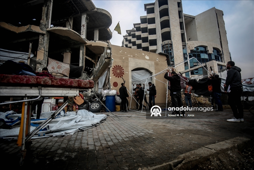 В Газе спасатели несут службу в палатках, установленных на побережье